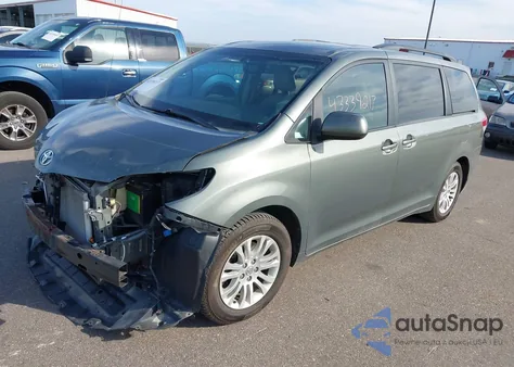 2014 Toyota Sienna Xle V6 8 Passenger z USA, uszkodzony, nr VIN 5TDYK3DC8ES424579